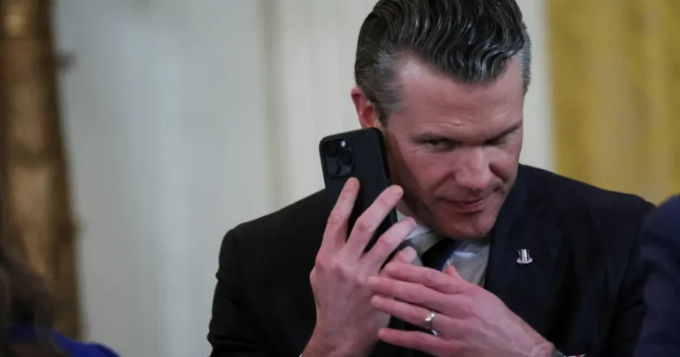 وزير الدفاع الأميركي عرّض معلومات حساسة للخطر عبر “سيجنال”