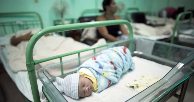 الموسيقى تقلل توتر حديثي الولادة وذويهم بغرف الرعاية المركزة