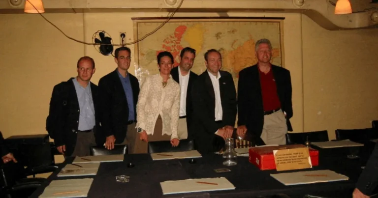 الناطق باسم بيل كلينتون: صوره مع إبستين تعود إلى 20 عاماً