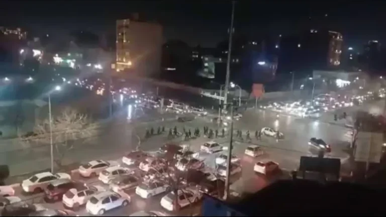 اتساع إضرابات البازار واحتجاجات الليل تعمّق أزمة إيران