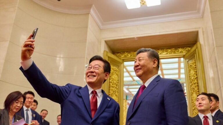 وتسير كوريا الجنوبية على جسر ضيق بين الصين واليابان