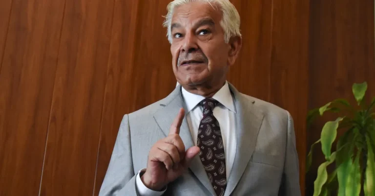 باكستان تحذر من “حرب مفتوحة” مع أفغانستان حال فشل المحادثات