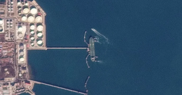 من حكايات “أسطول الظل”.. المبنى الرمادي وتأمين النفط المحظور