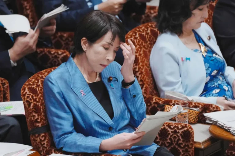 رئيسة الوزراء اليابانية تنام ساعتين فقط… وتجتمع بمساعديها فجراً