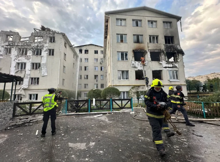 مقتل ثلاثة أشخاص جراء قصف روسي استهدف مدينة في شرق أوكرانيا