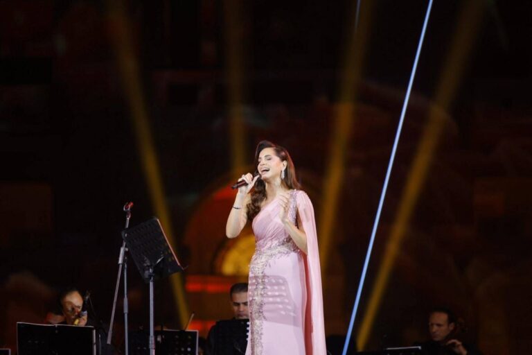 آمال ماهر واستقبال أسطوري من الجمهور بهتافات ”صوت مصر” (فيديو وصور)