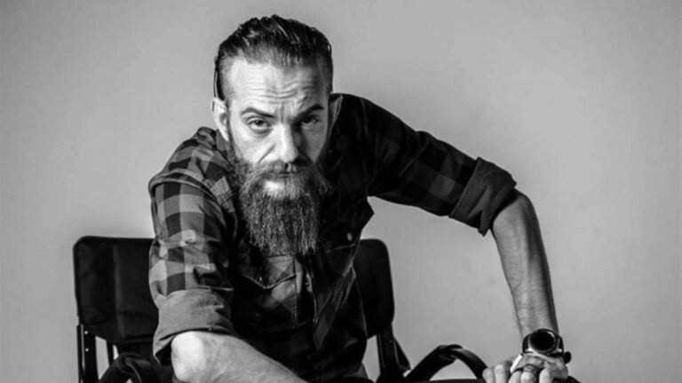 أويس مخللاتي يثير الجدل بعد ظهوره في فيديو يوثّق اعتناقه الديانة المسيحية