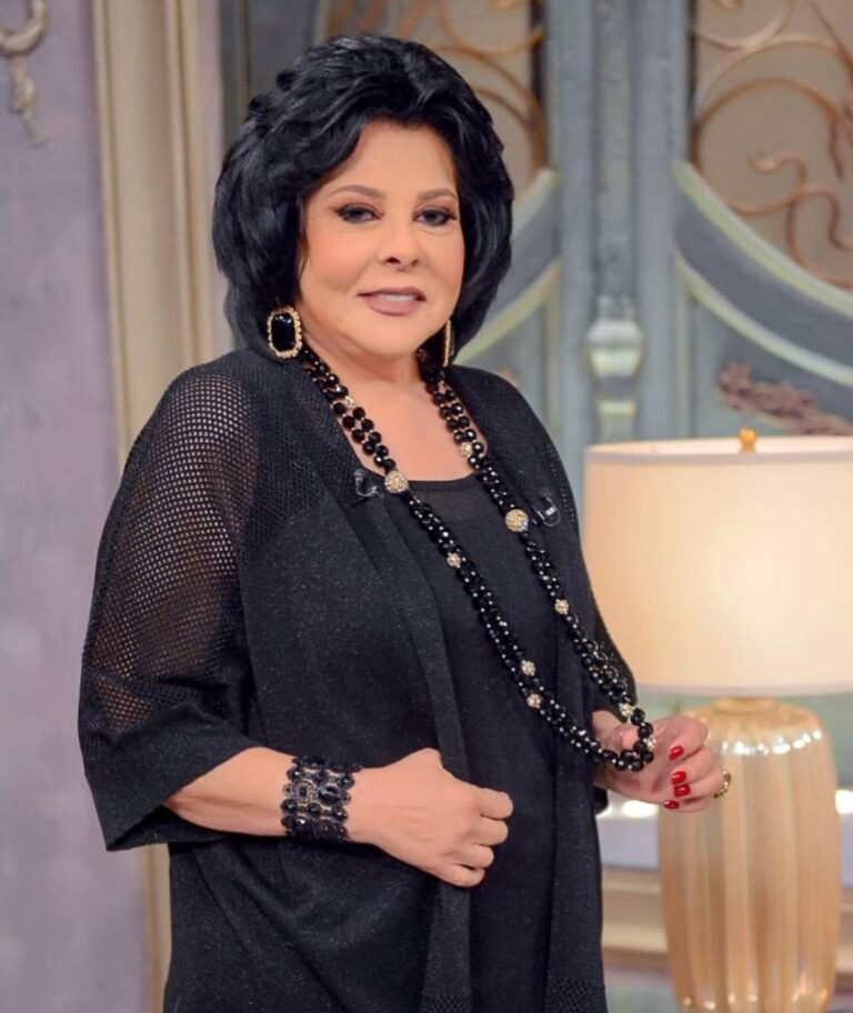 إسعاد يونس تحذر متابعيها من صور مزيفة لها