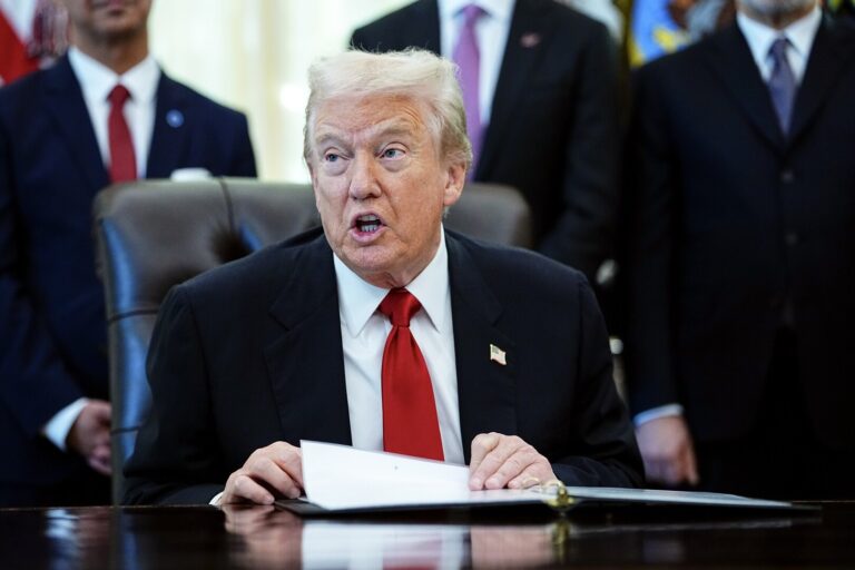 ترامب يعلن عن صفقة تاريخية مع أوزبكستان