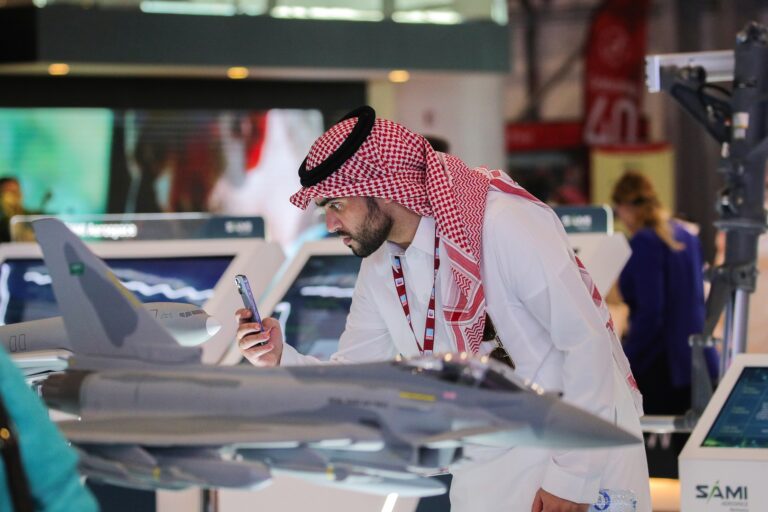 انطلاق “معرض دبي للطيران”.. روسيا تعرض 900 نموذجا تقنيا بينها مقاتلتها من الجيل الخامس