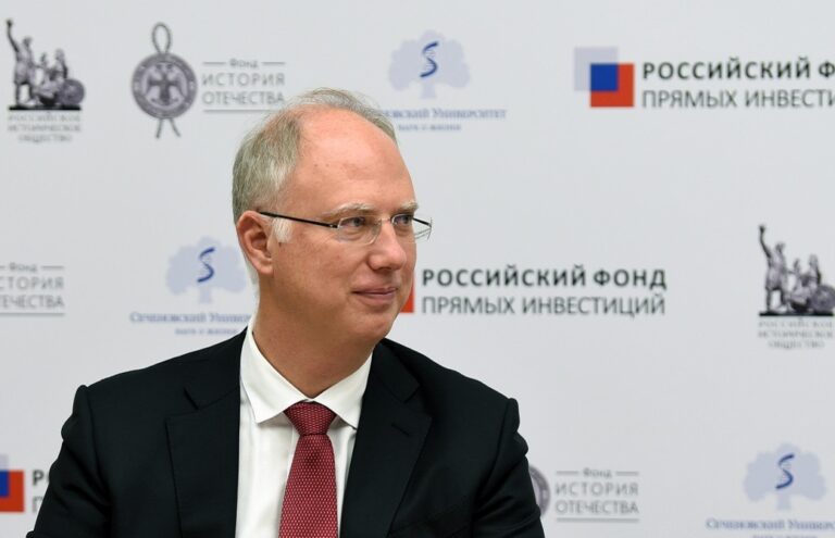 دميترييف يحصل على جائزة من غرفة التجارة الأمريكية في روسيا