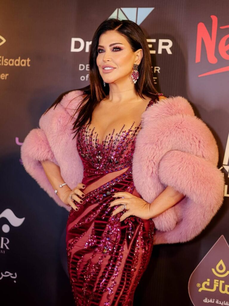 سقوط جومانا مراد على الأرض خلال تكريمها في ملتقى الإبداع (فيديو)