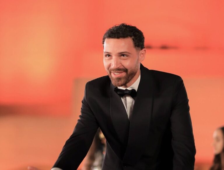 فنان شهير يقيم دعوى ضد طليقته لمنع ابنه من السفر