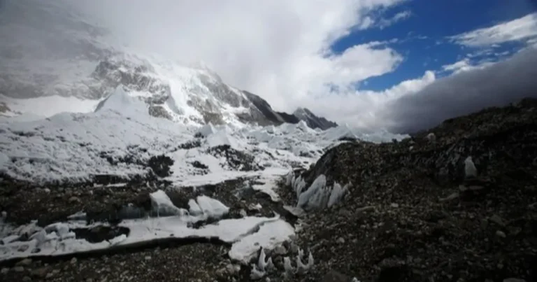 نيبال..انهيار جليدي على جبل الهيمالايا يودي بحياة 3 وفقدان 8