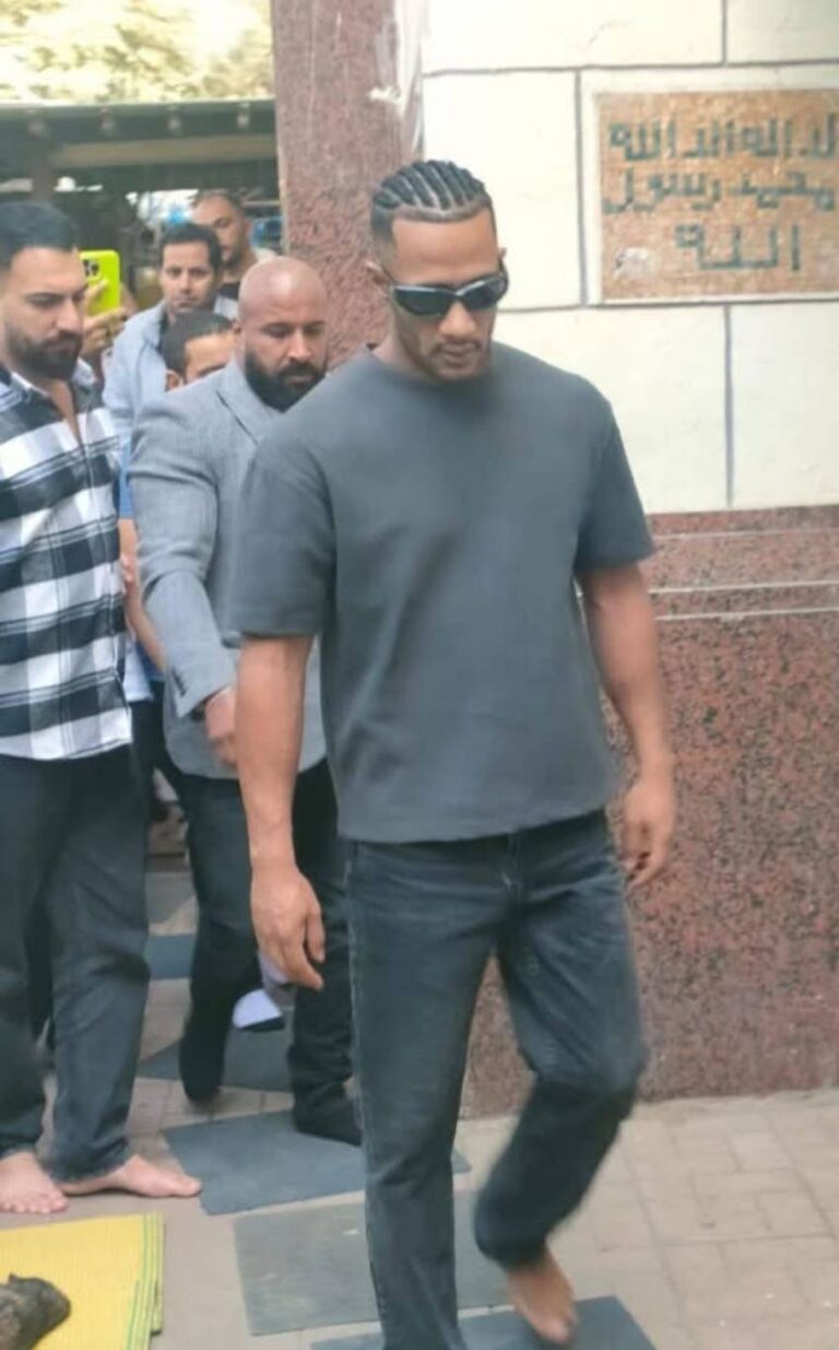 محمد رمضان ينهار في جنازة والده بغياب نجوم الفن (صور)