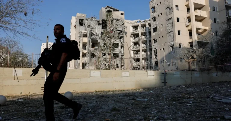 إسرائيل تتهم أحد مواطنيها ببيع معلومات حيوية إلى إيران