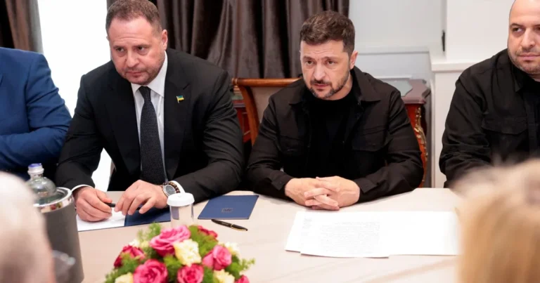 زيلينسكي يعلن استقالة مدير مكتبه أندريه يرماك