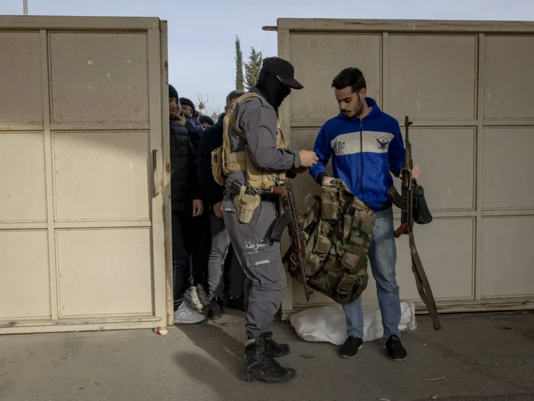 بناء الجيش أحد أكبر التحديات التي تواجه الحكومة السورية