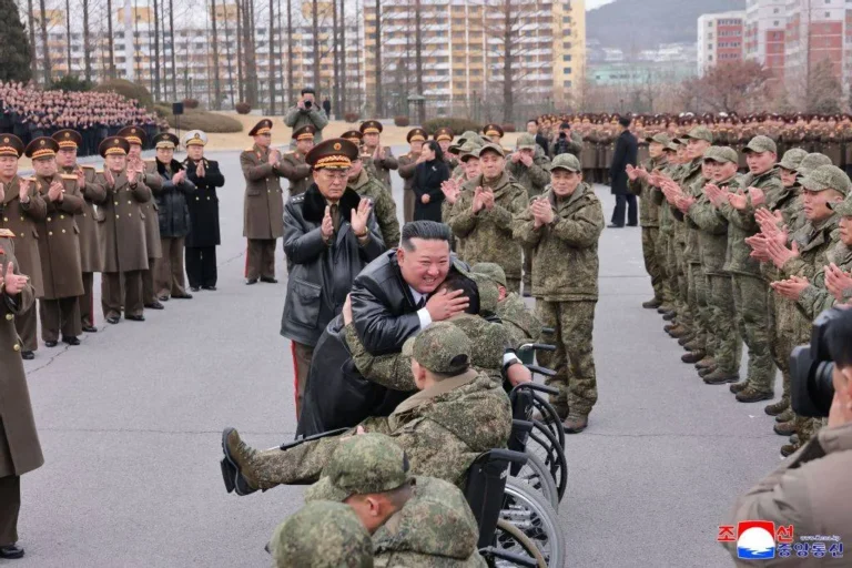 زعيم كوريا الشمالية يلتقي قوات شاركت في إزالة الألغام بروسيا