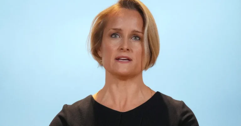 اتصال هاتفي مطول بين ناريشكين ورئيسة الاستخبارات البريطانية