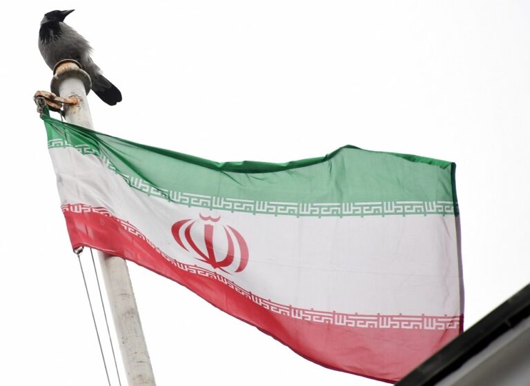 انهيار قياسي سريع وجديد للعملة الإيرانيية مقابل الدولار