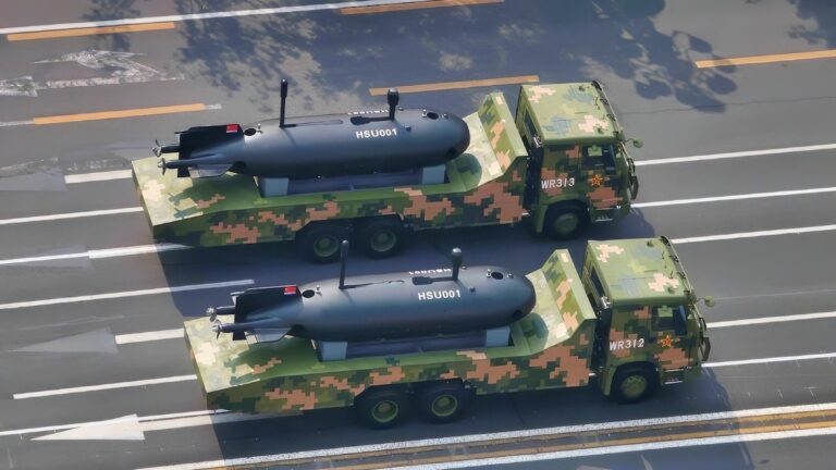 تقوم الطائرات بدون طيار الكبيرة تحت الماء التابعة لشركة PLAN بدفع القوة تحت سطح البحر نحو شواطئ الولايات المتحدة