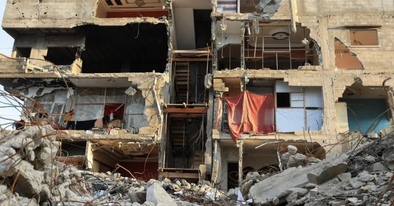 غزة تكابد لانتشال الجثث من تحت الأنقاض والعواصف تهدم المباني