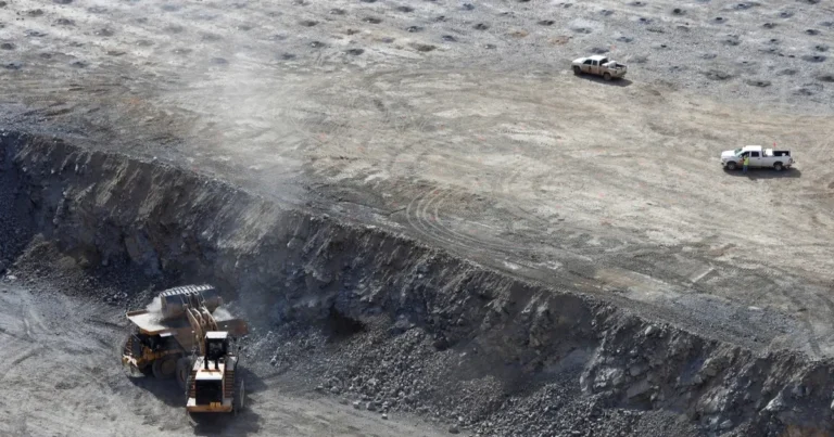 أميركا تخطط لزيادة حصصها في شركات المعادن الاستراتيجية