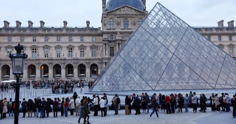 فرنسا فتح أبواب متحف اللوفر جزئيا استمرار إضراب الموظفين