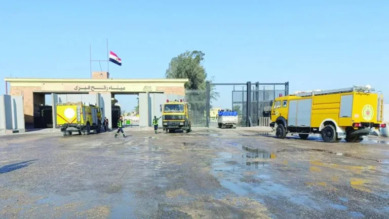 الوجود الإسرائيلي بمعبر رفح… توتر مع مصر وعرقلة لـ«اتفاق غزة»