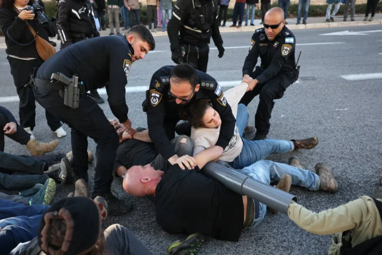 نتنياهو يحث على الهدوء بعد أن دهس سائق حافلة صبياً وقتله