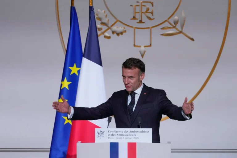ماكرون ينتقد تخلّي الولايات المتحدة عن حلفائها… ويرفض «الانهزامية» و«الاستعمار الجديد»