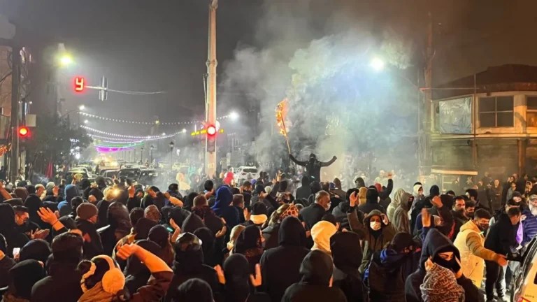 احتجاجات تجتاح إيران… وخامنئي يحذر ترمب