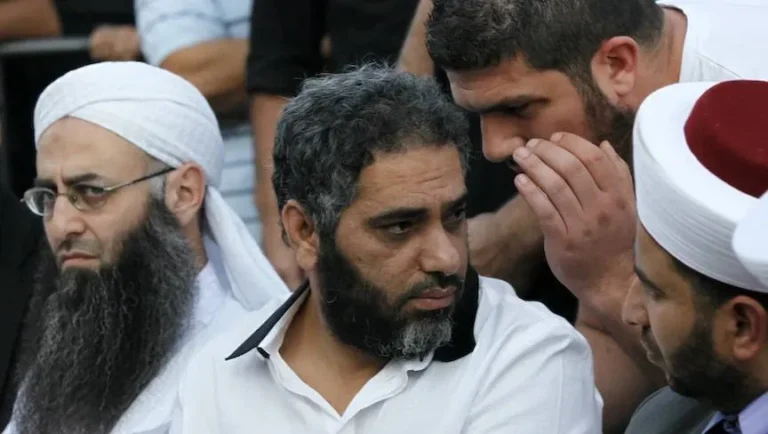 فضل شاكر وأحمد الأسير يخضعان لمحاكمة علنية بمحاولة قتل