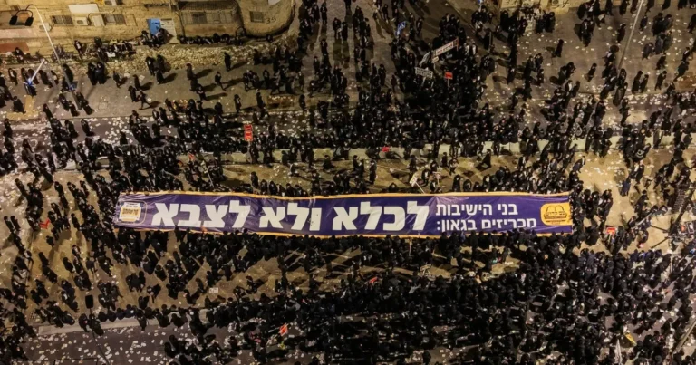 حافلة تقتحم مسيرة لليهود المعارضين للتجنيد بالجيش الإسرائيلي