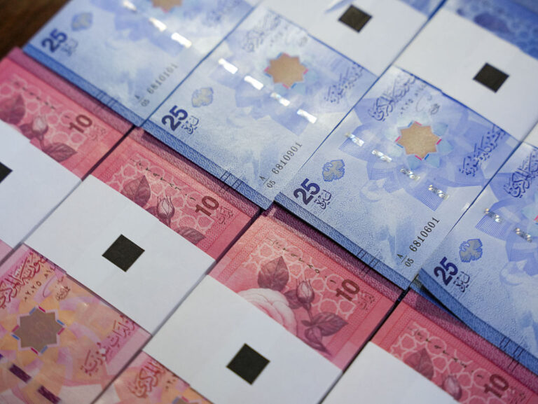 “متانة وجودة”.. سوريون يختبرون العملة الجديدة (فيديو)