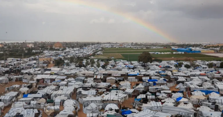 مجلس السلام في غزة.. ستارمر مدعو للعضوية وإعلان مرتقب بدافوس