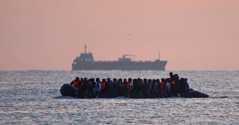 الهجرة غير الشرعية حصد الأرواح غرق 39 في قارب قبالة جامبيا