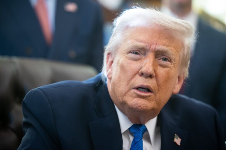 “وول ستريت جورنال” تنسف “العصر الذهبي” الموعود للصناعة الأمريكية